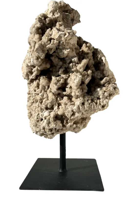 Stenen sculptuur met kristal op statief