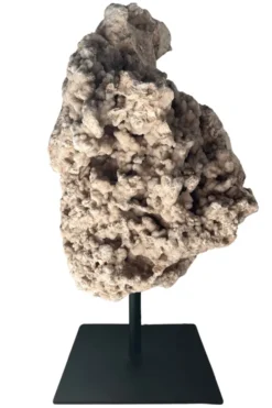 Stenen sculptuur met kristal op statief