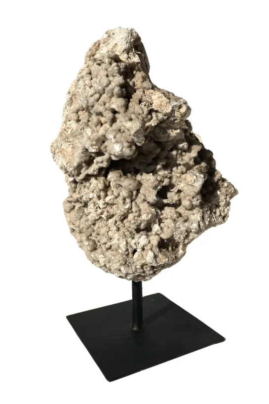 Stenen sculptuur met kristal op statief