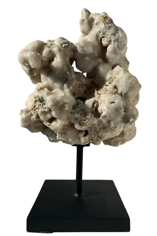 Stenen sculptuur met kristal op statief