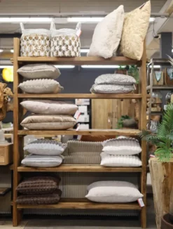 Stoer boekenrek oud hout
