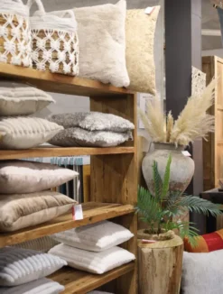 Stoer boekenrek oud hout