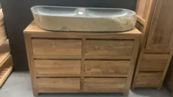 Teakhouten badkamermeubel met grote rivierkei