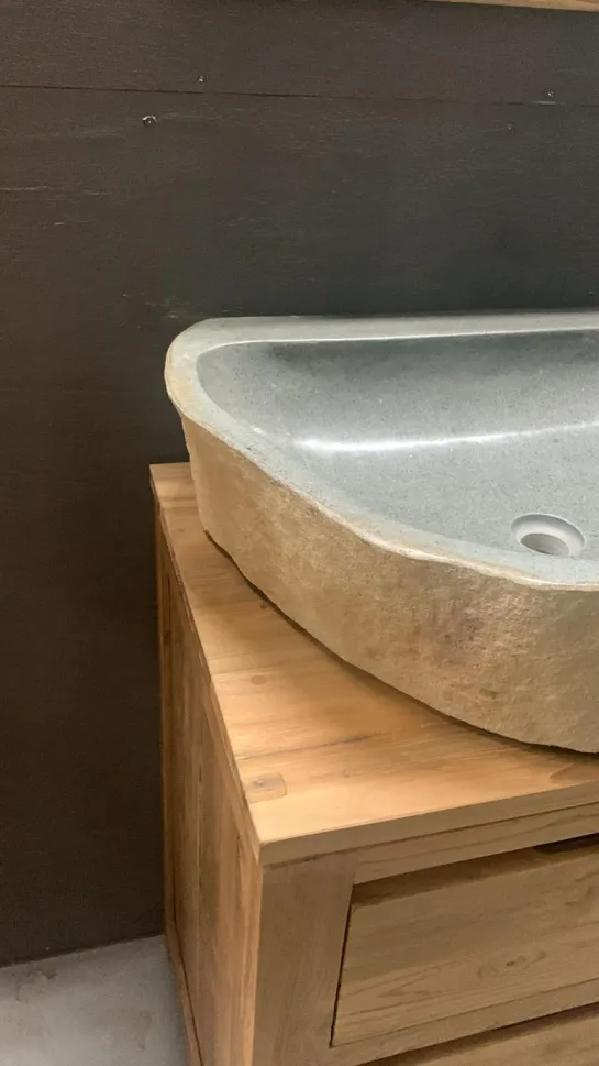Teakhouten badkamermeubel met grote rivierkei