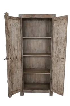 Verweerde houten kast met oude deuren