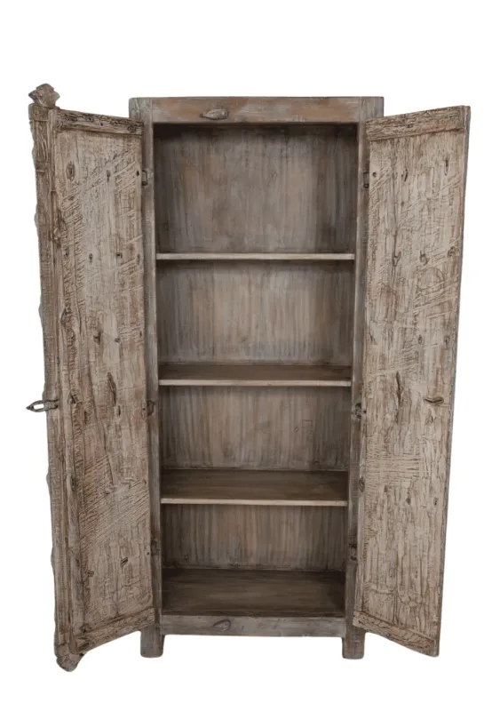 Verweerde houten kast met oude deuren