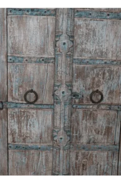 Verweerde houten kast met oude deuren