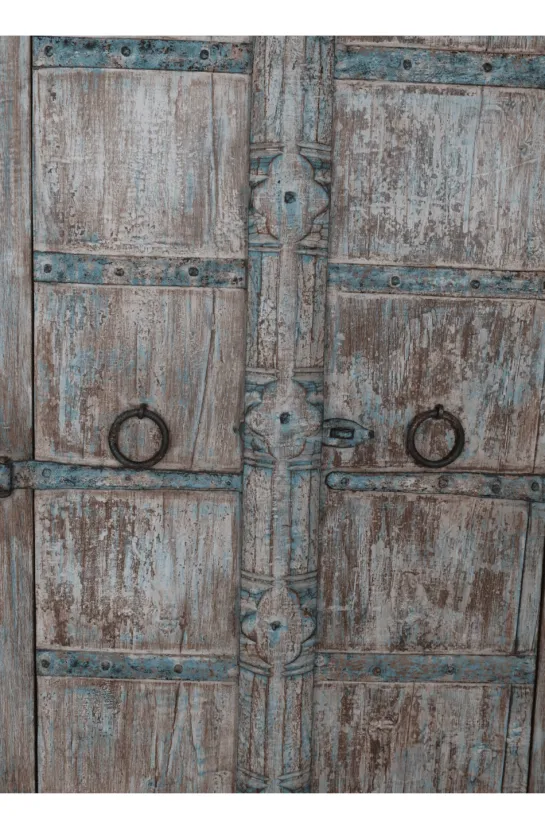 Verweerde houten kast met oude deuren