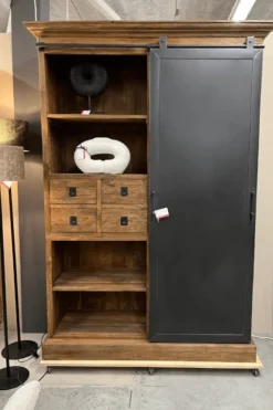 Vitrinekast met een metalen deur