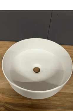 Witte ronde opbouw wasbak