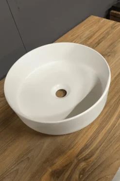 Witte ronde opbouw wasbak