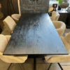 Zwarte mango houten eettafel met metalen matrixpoot