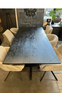 Zwarte mango houten eettafel met metalen matrixpoot