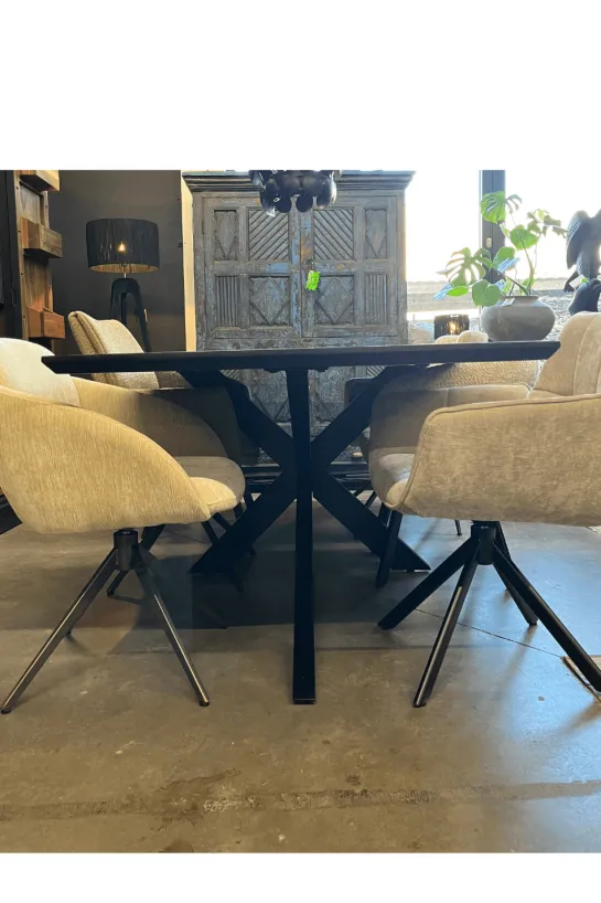 Zwarte mango houten eettafel met metalen matrixpoot
