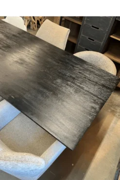 Zwarte mango houten eettafel met metalen matrixpoot