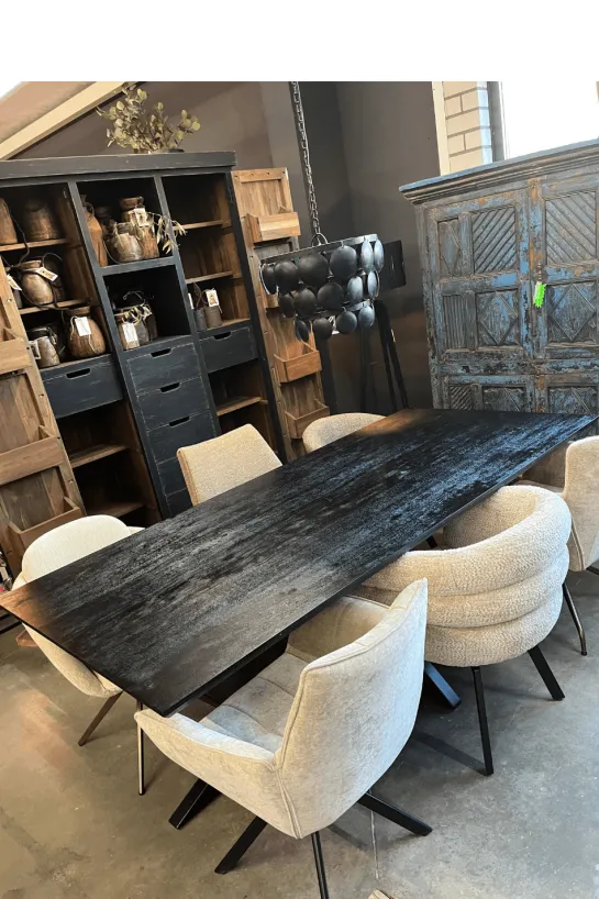 Zwarte mango houten eettafel met metalen matrixpoot