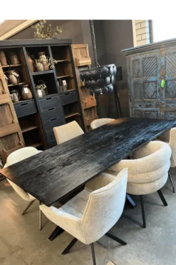 Zwarte mango houten eettafel met metalen matrixpoot