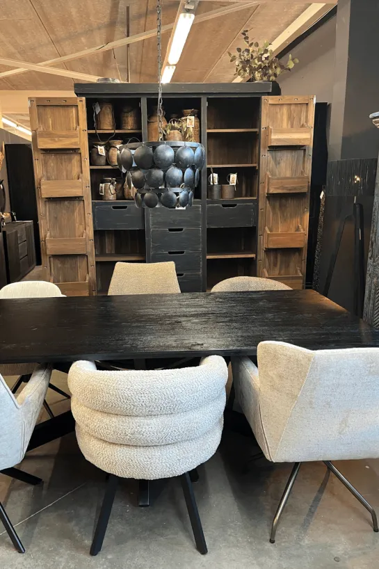 Zwarte mango houten eettafel met metalen matrixpoot