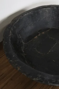 Zwarte oude houten schaal
