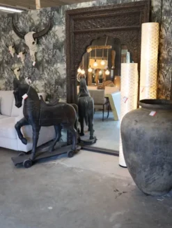 Zwart groot houten paard decoratie