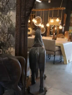 Zwart groot houten paard decoratie