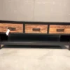 Zwart metaal tv meubel met oud houten lade